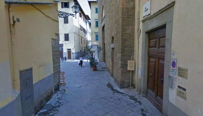 Americana ubriaca balla nella culla per bambini abbandonati