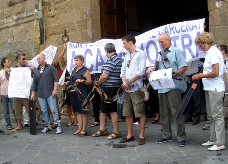 Pedonalizzazione, proteste fra catene e stornelli ‘anti-Renzi’ / VIDEO