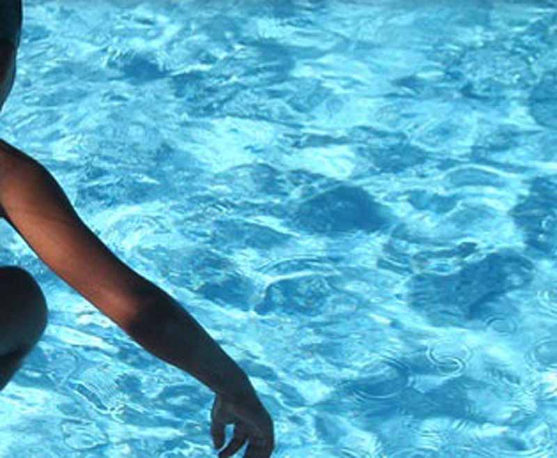 Sorpresi in piscina a frugare nello zainetto di due bagnanti: arrestati