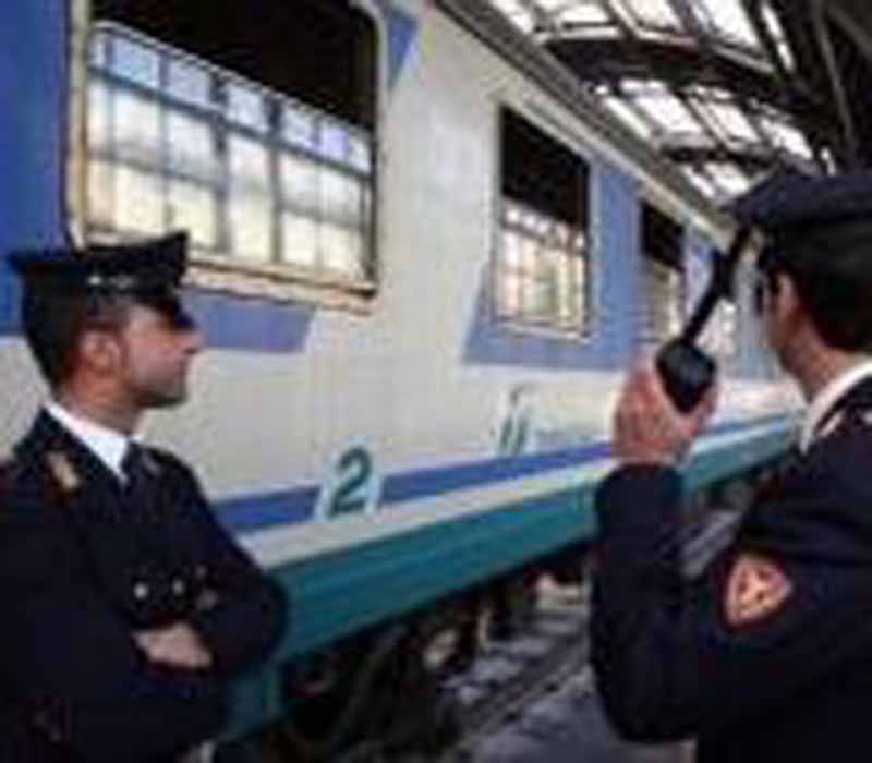 Le rubano l’Iphone in treno: bloccato il convoglio, fermati due giovani