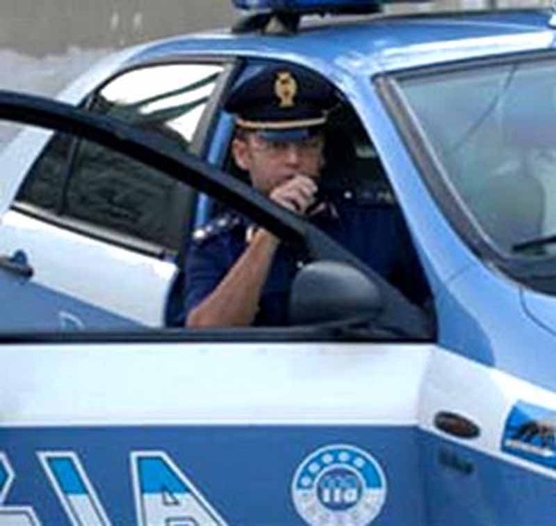 Accosta con l’auto per telefonare: scambiato per ladro e minacciato