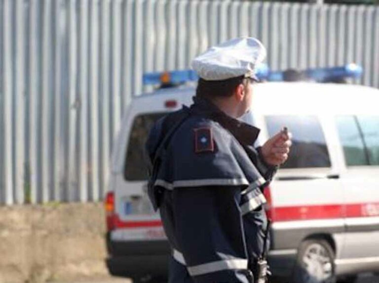 Cedimento in via di Novoli, strada chiusa e traffico deviato