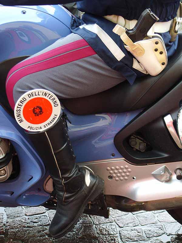Finge un malore e poi ferisce un agente, arrestato