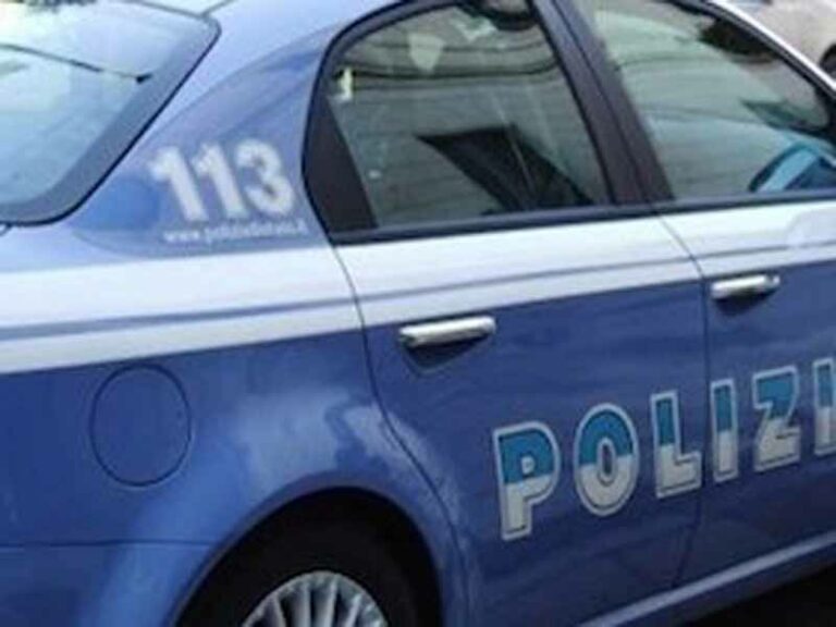Sotto la giacca, 1.000 euro di cosmetici rubati. Arrestato