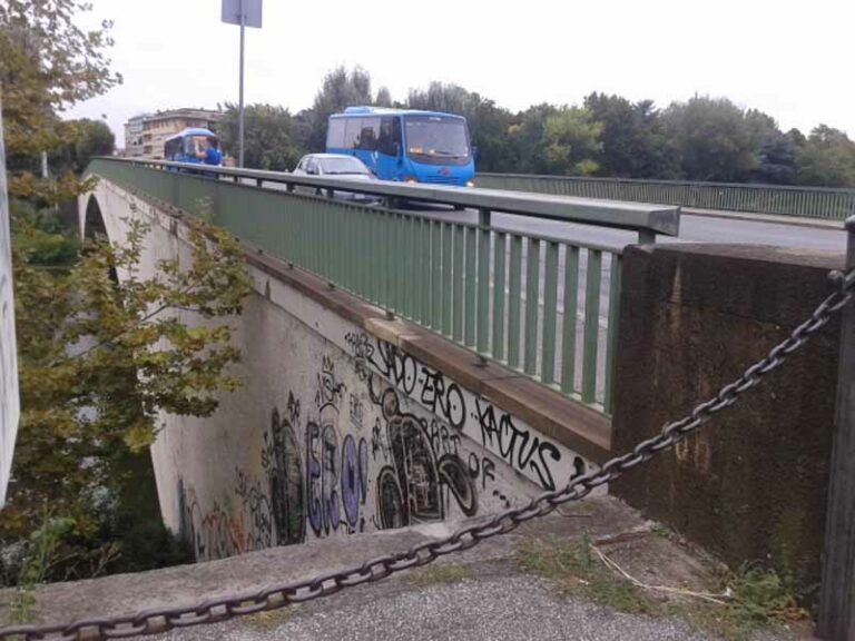 Armati di bombolette spray imbrattano il ponte di San Niccolò