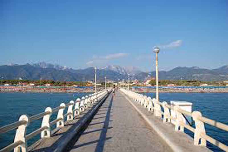 Forte dei Marmi, pontile recintato e accesso vietato ai vucumprà