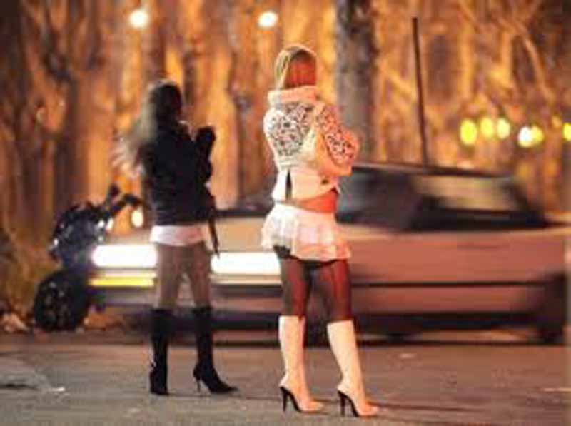 Si intrattengono con le prostitute: multa da 400 euro per due uomini