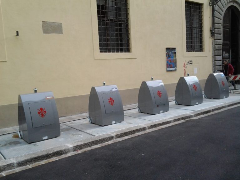 Rifiuti, un’isola interrata in via Alfani