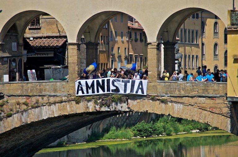 Carceri, striscione dei Radicali sul Ponte Vecchio per chiedere l’amnistia