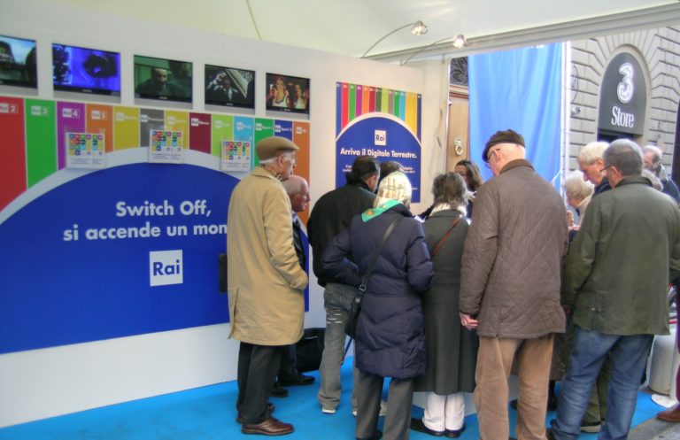 Panico post-switch off. Allo stand della Rai con telecomandi e decoder