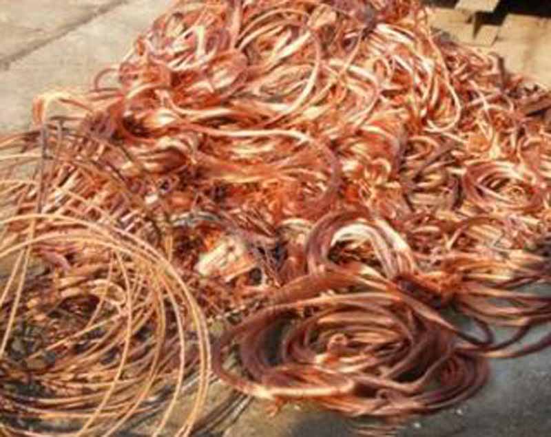 In bicicletta con 100 chili di rame rubato: arrestato