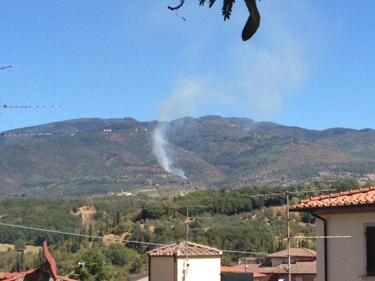 Incendio a Reggello, due elicotteri in azione