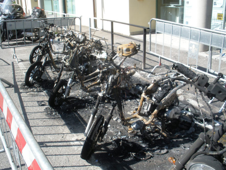 Torna l’incubo piromane, cinque scooter a fuoco / FOTO