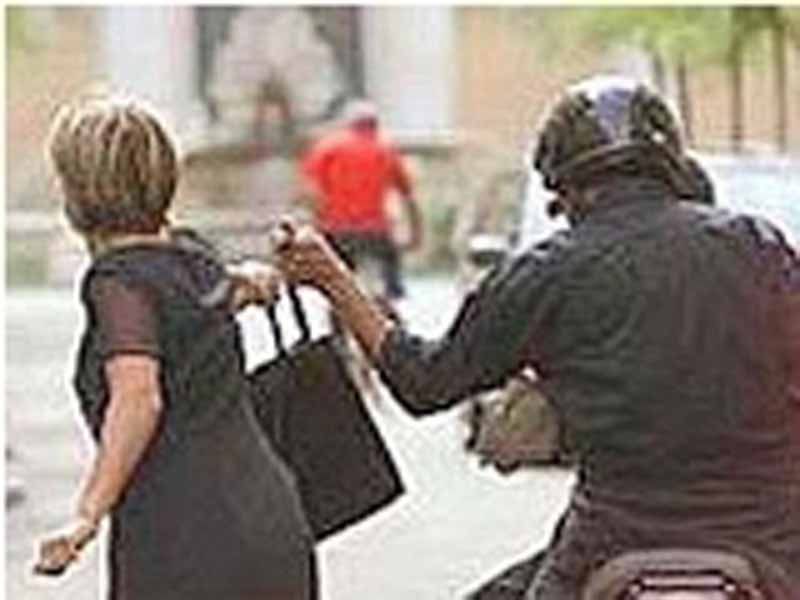 Scippo in strada in centro: inseguito e preso il ladro