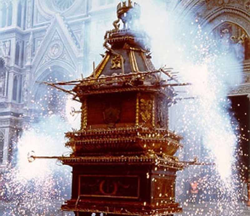 Scoppio del Carro, ”pienone” in centro. Ma quest’anno la colombina…