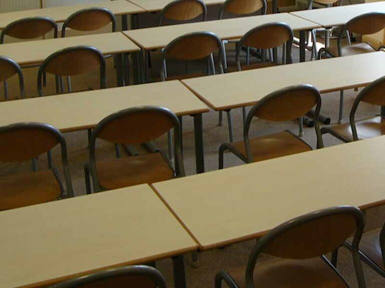 Scuola, tutti dietro ai banchi: è tempo di ripartire