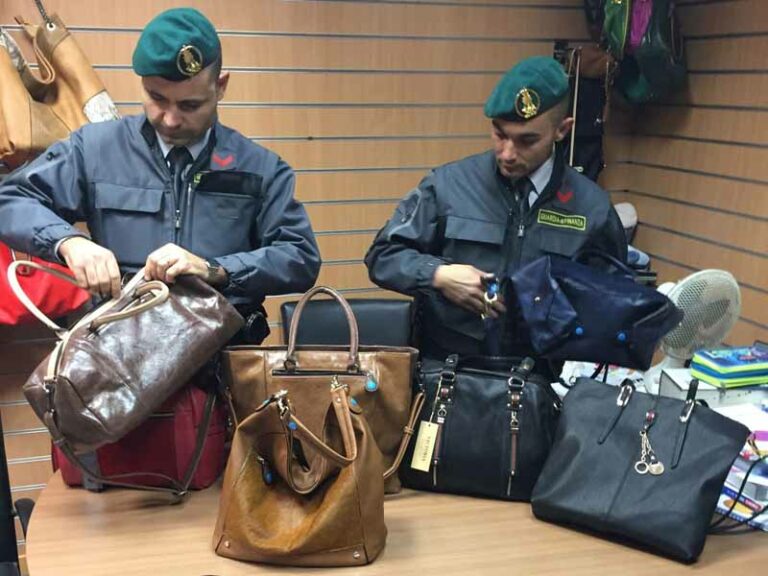 Marchi prestigiosi ma contraffatti, Gdf sequestra 5mila borse