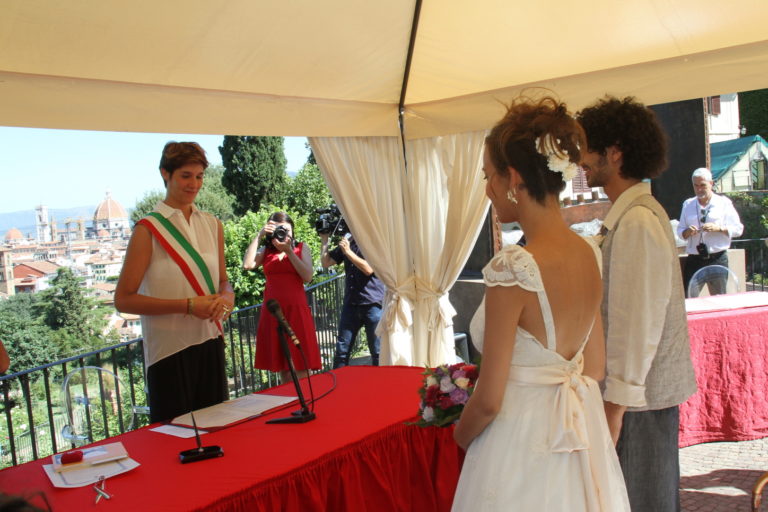 Niccolò e Thaysa hanno detto ”Sì”. Il primo al Giardino delle Rose/ LE FOTO