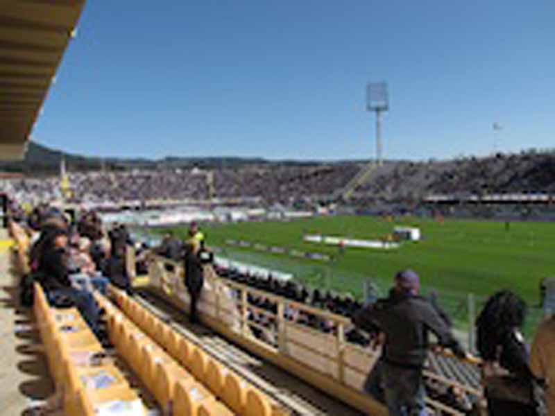 Poltroncine ad altezza campo e niente barriere: lo stadio secondo i tifosi