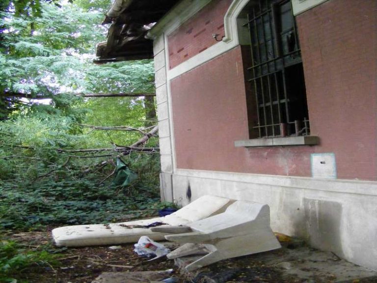 Una “stanza del buco” all’Albereta, scoppia la polemica