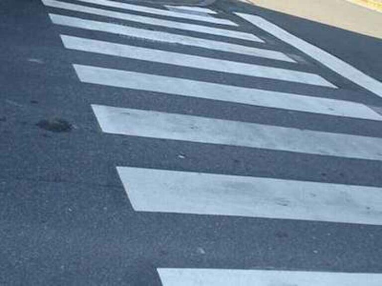Via al piano per ridipingere 5.200 strisce pedonali