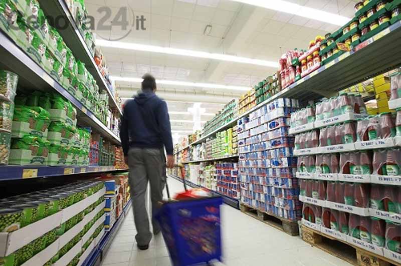 Ruba in due supermercati e minaccia la vigilantes, arrestato