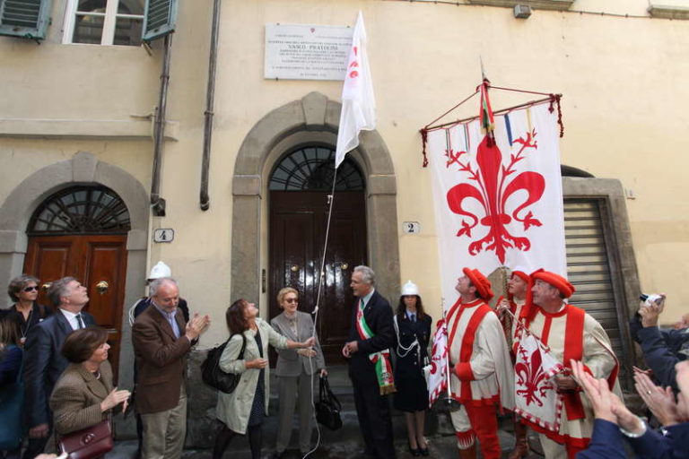 Una targa per Vasco Pratolini, interprete della ”fiorentinità”