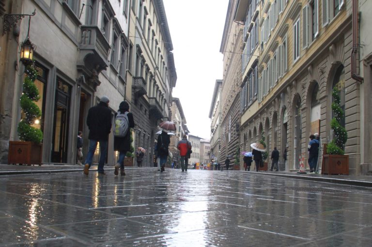 Via Tornabuoni ha un nuovo selciato. Renzi: ”Da autostrada a via di cultura”