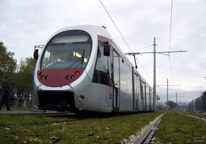 Scontro tra auto e tram: ferito il conducente della vettura