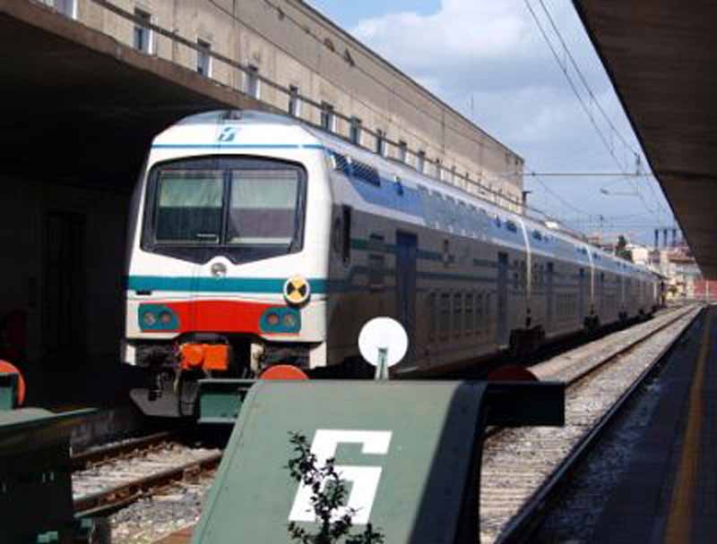 Fiamme su un treno di pendolari, nessun ferito