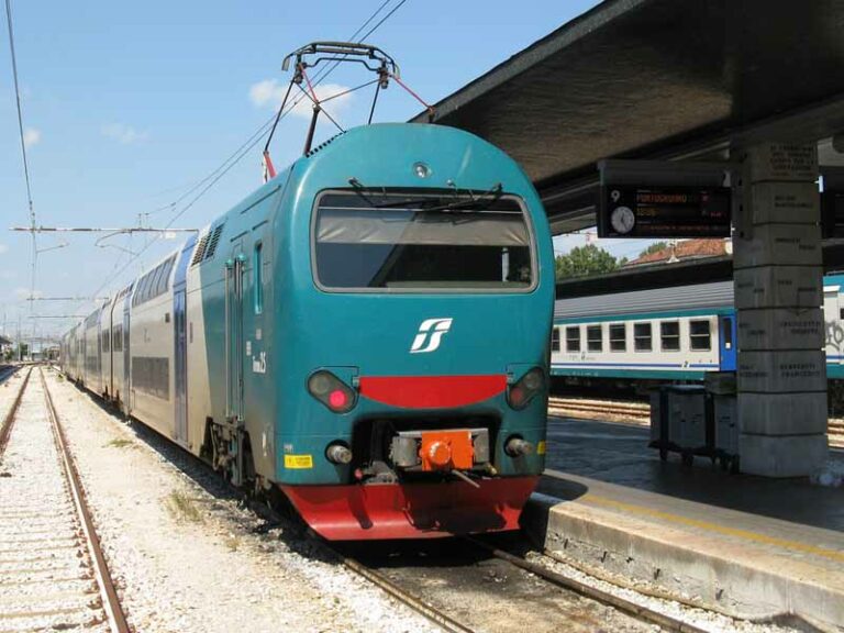 Camion fermo sui binari urtato da un treno merci