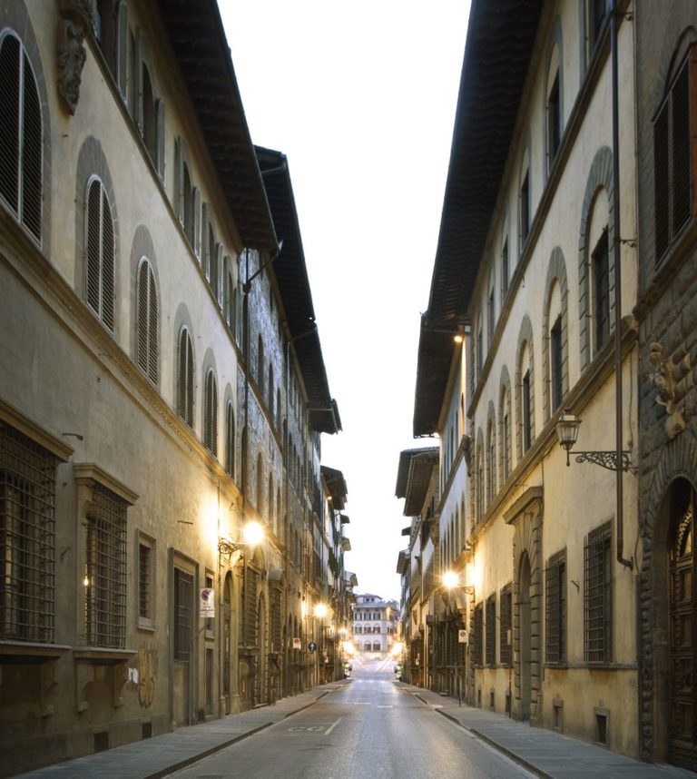 Via Maggio apre alla Biennale dell’antiquariato
