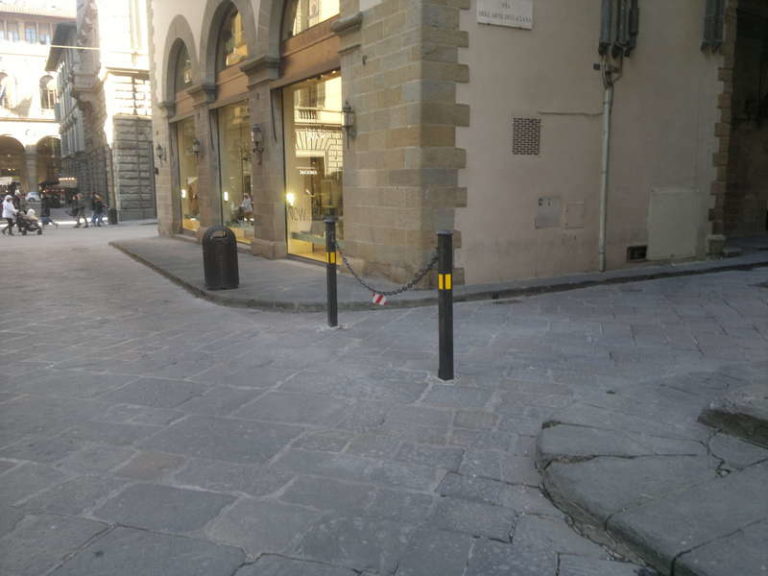 Via Arte della Lana, paletti e catene per proteggere l’area pedonale