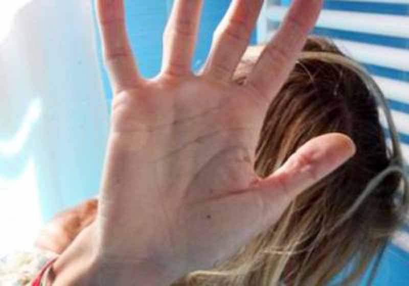 Tenta di violentare la ex, stalker fermato in un giardino pubblico