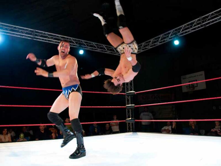 Il samurai, il barbaro, il pegaso: il wrestling si sfida a Firenze