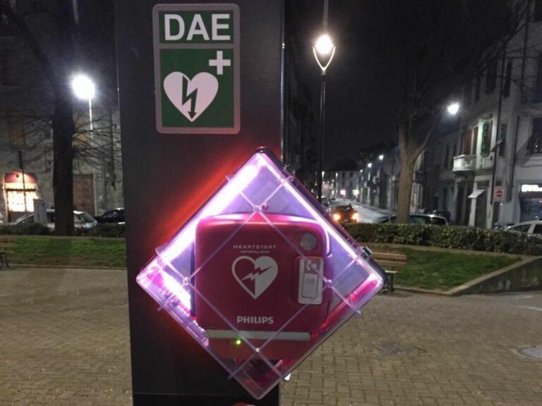 Un defibrillatore in piazza Gualfredotto