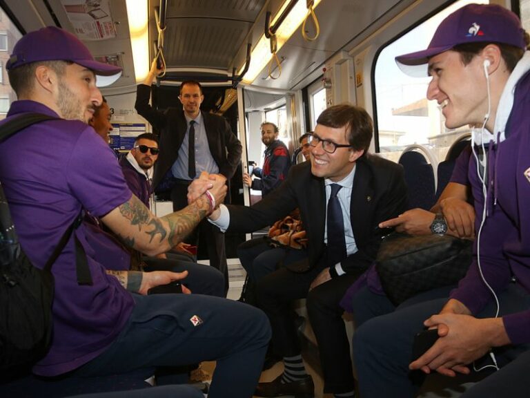 La Fiorentina va in tramvia per la trasferta / VIDEO