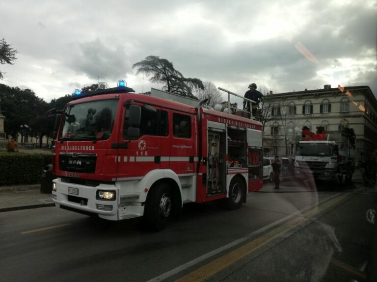 Piazza Indipendenza, camion dei rifiuti in fiamme