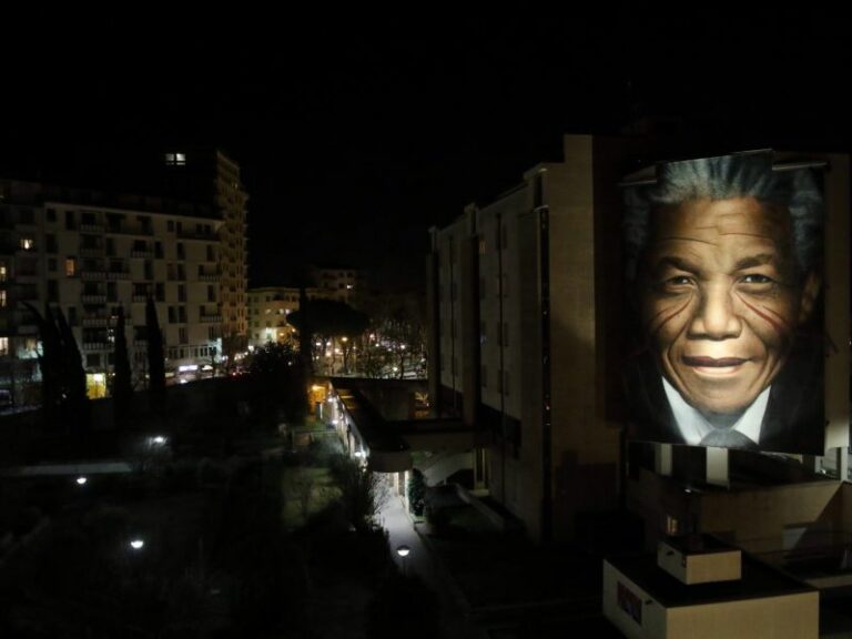 Il murales di Mandela illuminato anche di notte