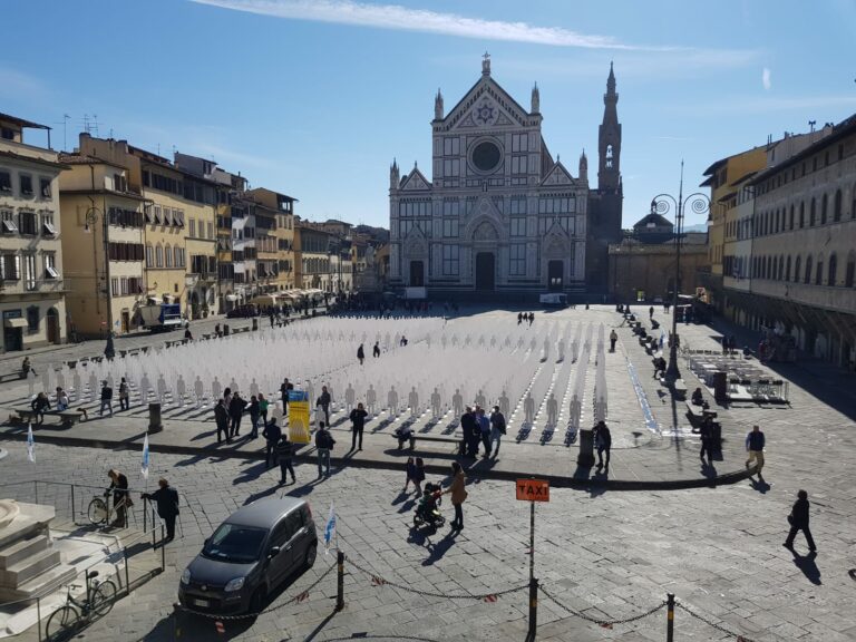 ‘Lavorare per vivere’ in Piazza Santa Croce