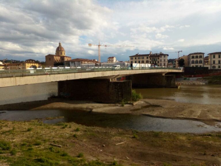 Il Ponte Vespucci riapre ai pedoni dopo la messa in sicurezza