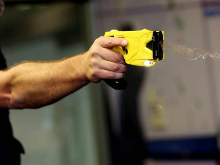 Taser alla polizia municipale: Firenze dice no