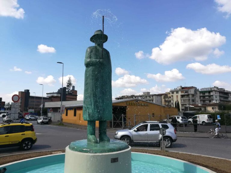 L’uomo della pioggia di Folon torna al suo posto, le foto