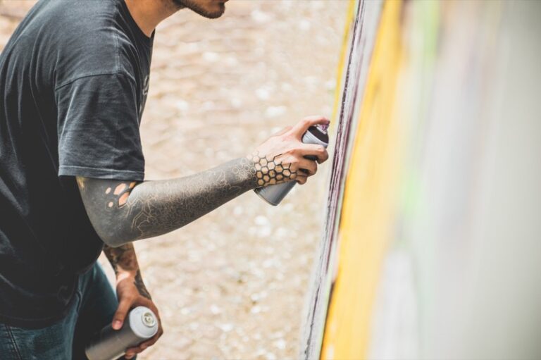 Nel tunnel della tramvia il maxi murales che fa bene all’aria