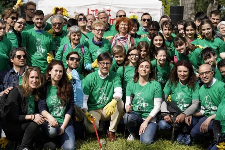 I volontari ripuliscono il parco dell’Albereta per “Liberi dai rifiuti”