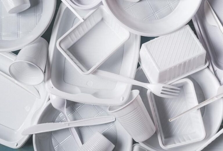 Perché la plastica monouso sarà vietata (anche in Toscana)?