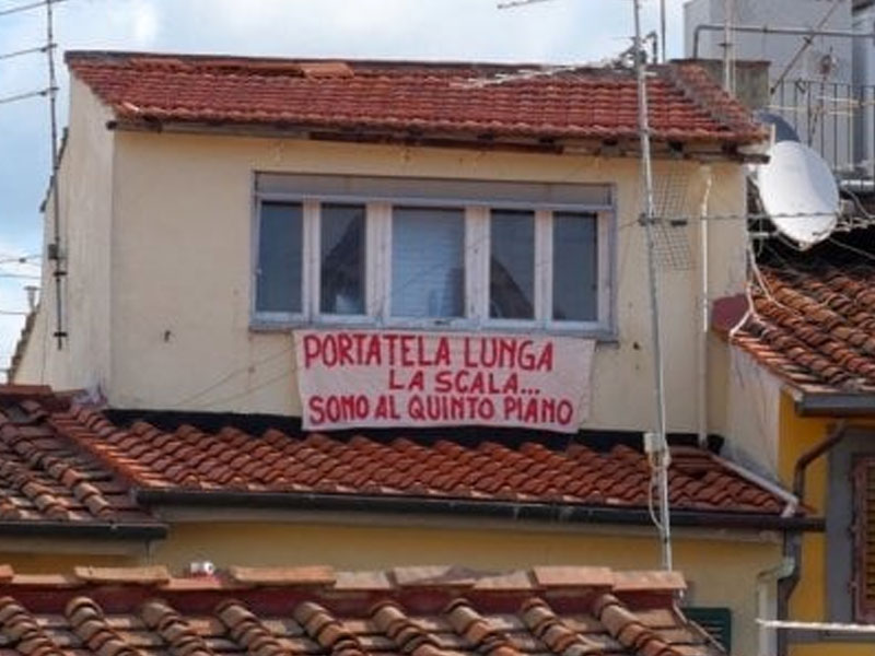 Salvini a Firenze, striscione di contestazione