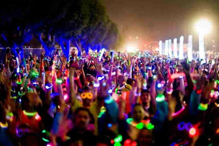 Fluo Run festival, la corsa fosforescente arriva a Firenze
