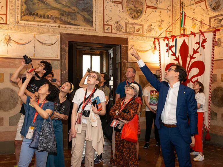Il sindaco Nardella come guida turistica, sorpresa per i visitatori della Sala di Cosimo I