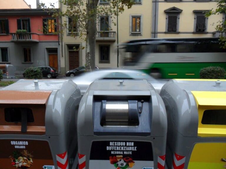 Cassonetti smart e porta a porta per i rifiuti, le novità a Firenze